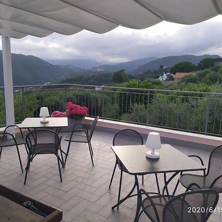 Bed and Breakfast La Vie Est Belle Finale Ligure Exterior foto