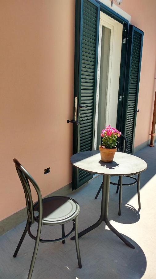 Bed and Breakfast La Vie Est Belle Finale Ligure Exterior foto