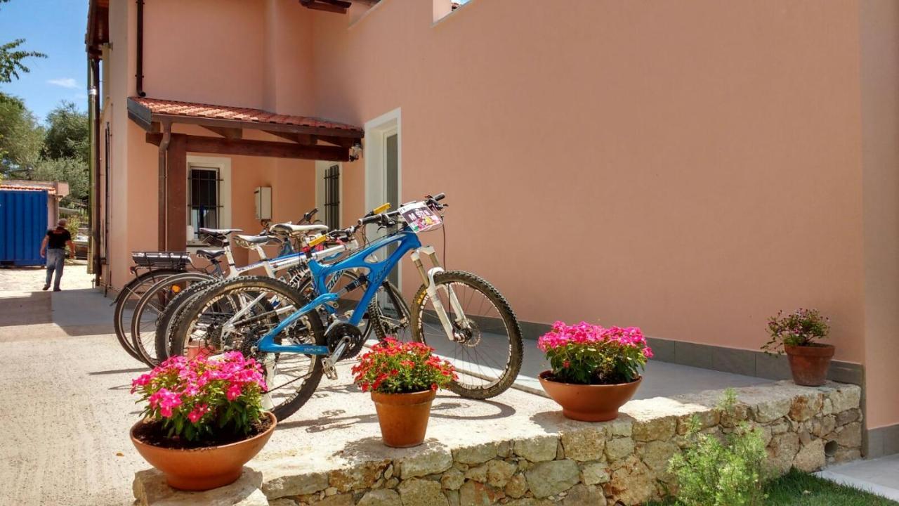Bed and Breakfast La Vie Est Belle Finale Ligure Exterior foto