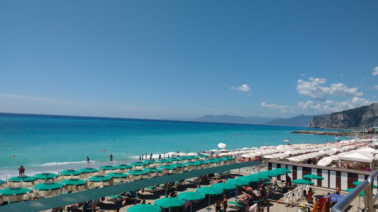 Bed and Breakfast La Vie Est Belle Finale Ligure Exterior foto