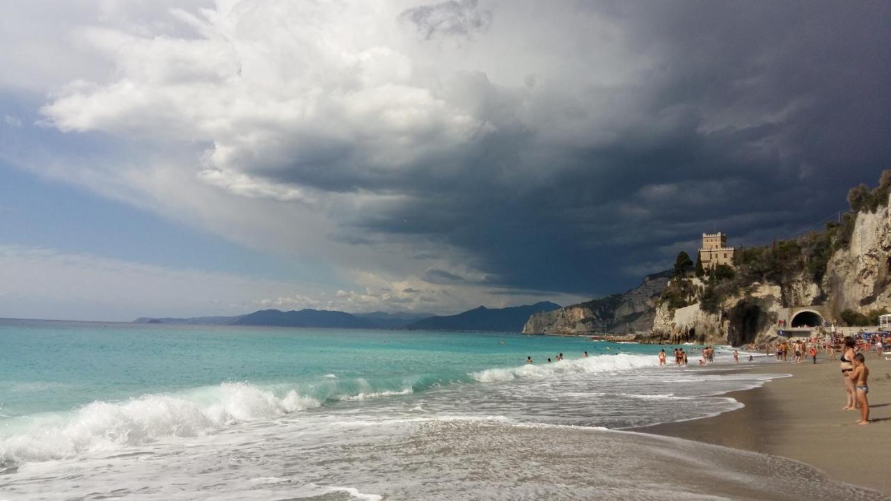 Bed and Breakfast La Vie Est Belle Finale Ligure Exterior foto