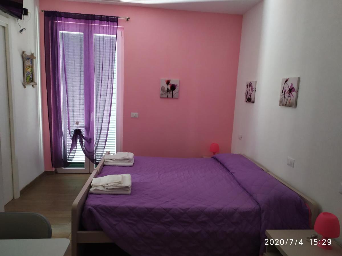 Bed and Breakfast La Vie Est Belle Finale Ligure Exterior foto