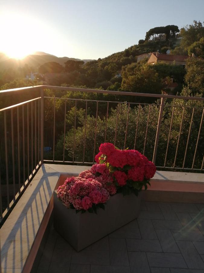 Bed and Breakfast La Vie Est Belle Finale Ligure Exterior foto