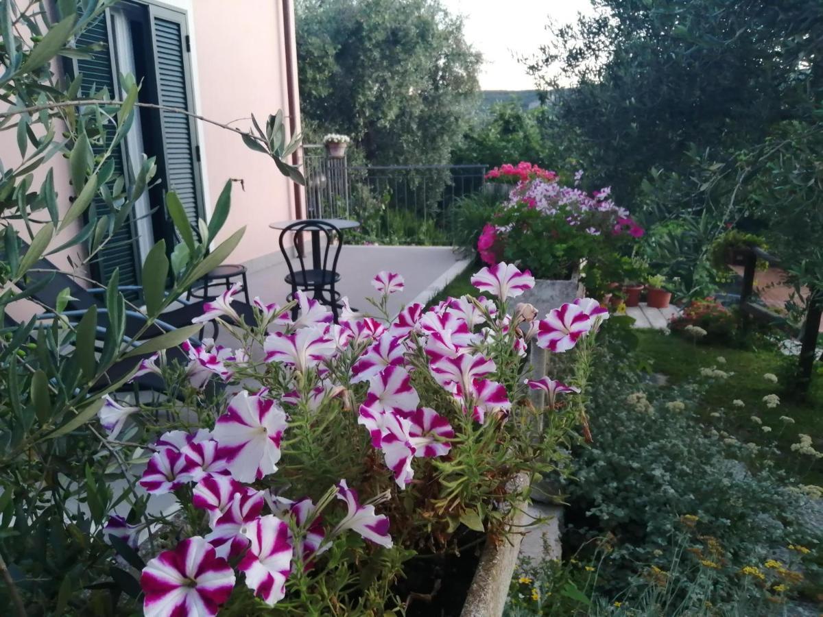 Bed and Breakfast La Vie Est Belle Finale Ligure Exterior foto