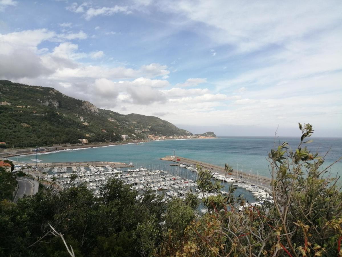 Bed and Breakfast La Vie Est Belle Finale Ligure Exterior foto