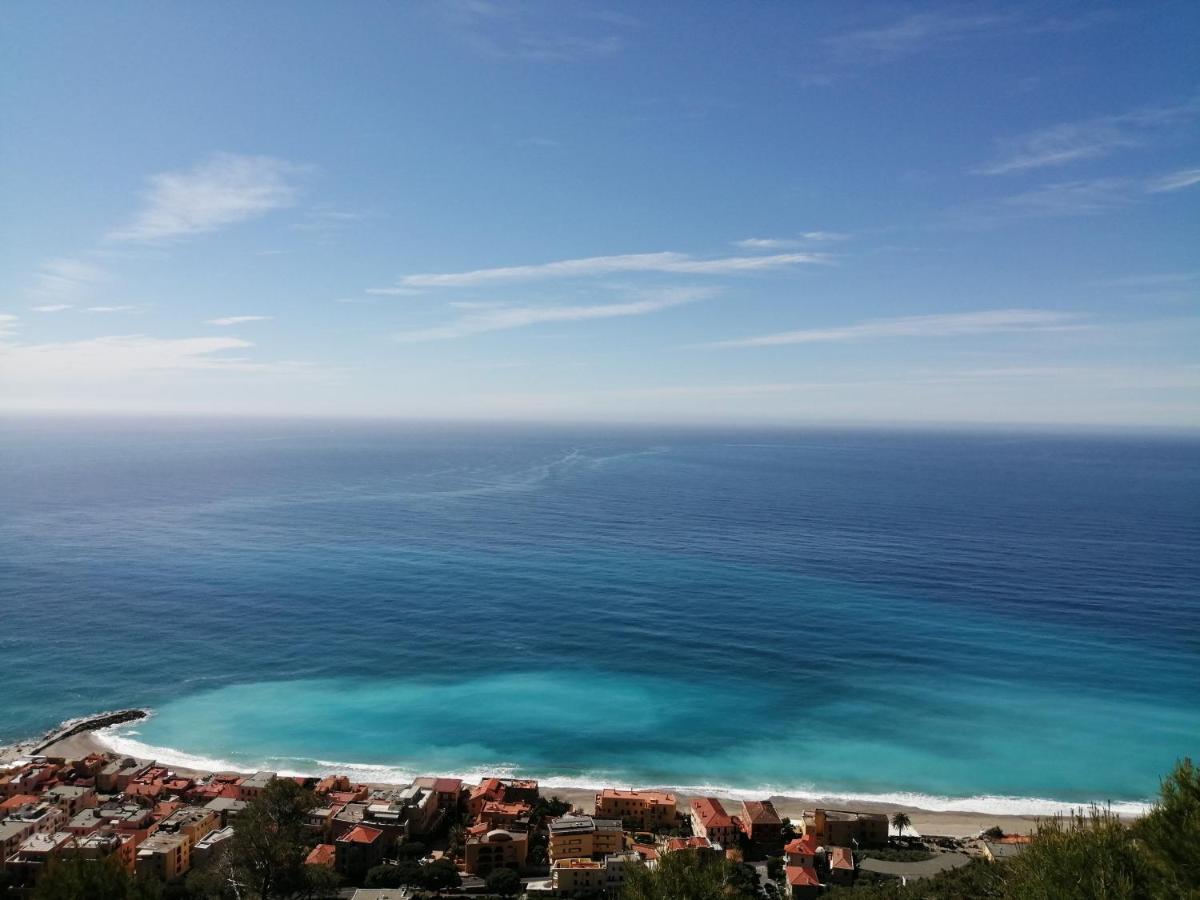 Bed and Breakfast La Vie Est Belle Finale Ligure Exterior foto